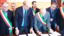 Angelelli firma il protocollo per il rilancio industriale. Alla sua destra Nicola Zingaretti